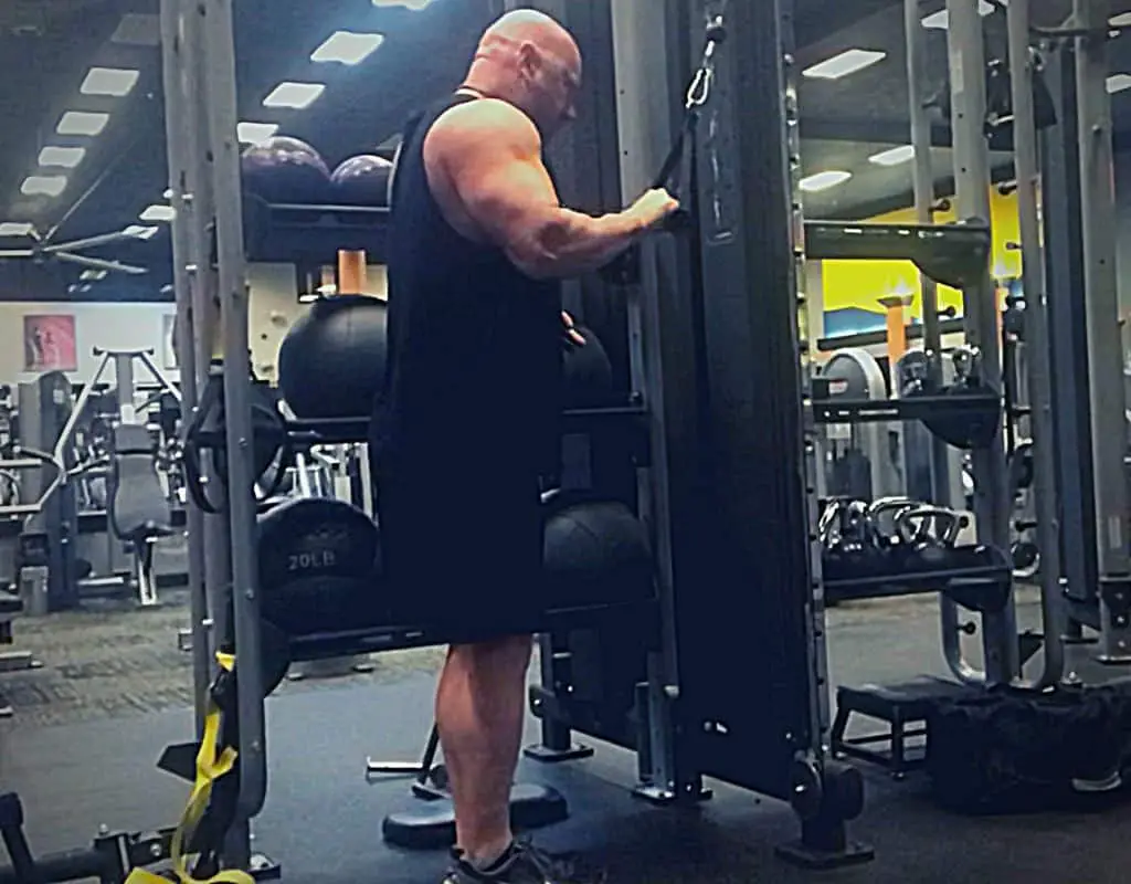 Triceps single cable pressdowns start