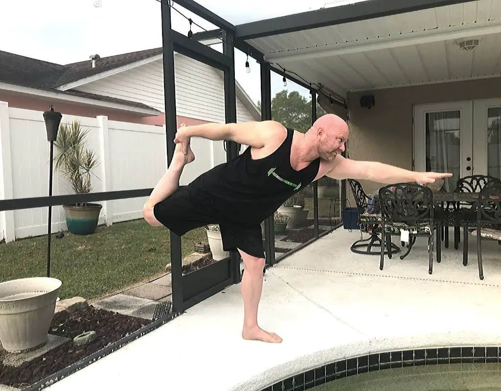 Warrior 1 pose - yoga for bodybuilders and weightlifters