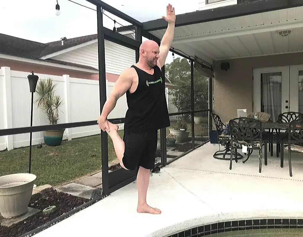Quad stretch raised arm pose to stretch quads