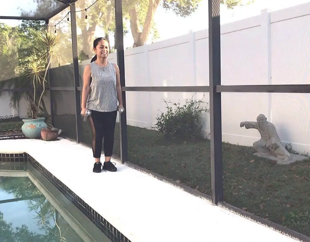 dumbbell walking lunges - woman