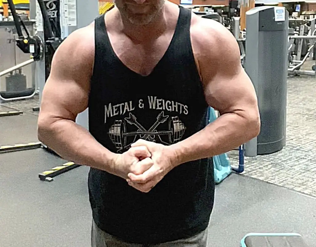 flexing biceps between sets